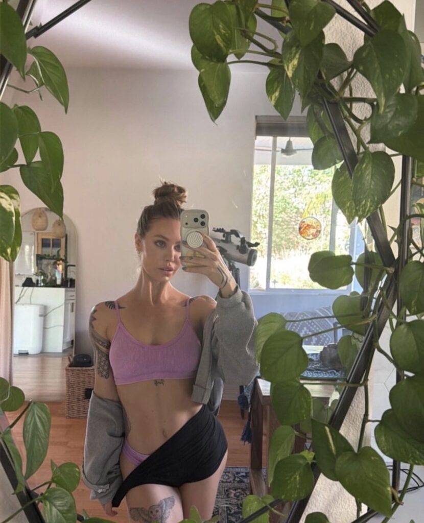 Nicole Aniston mirror selfie fitness lifestyle influencer style photo