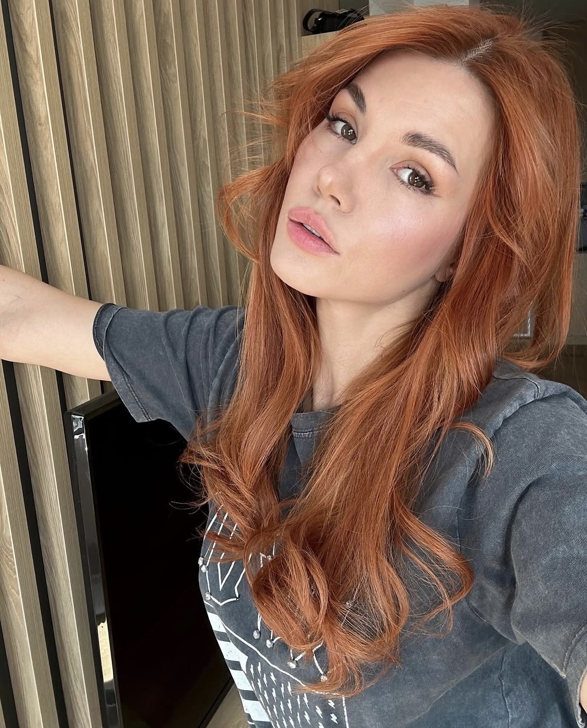 OnlineGirl Alex Knight close up redhead portrait with casual influencer fashion style